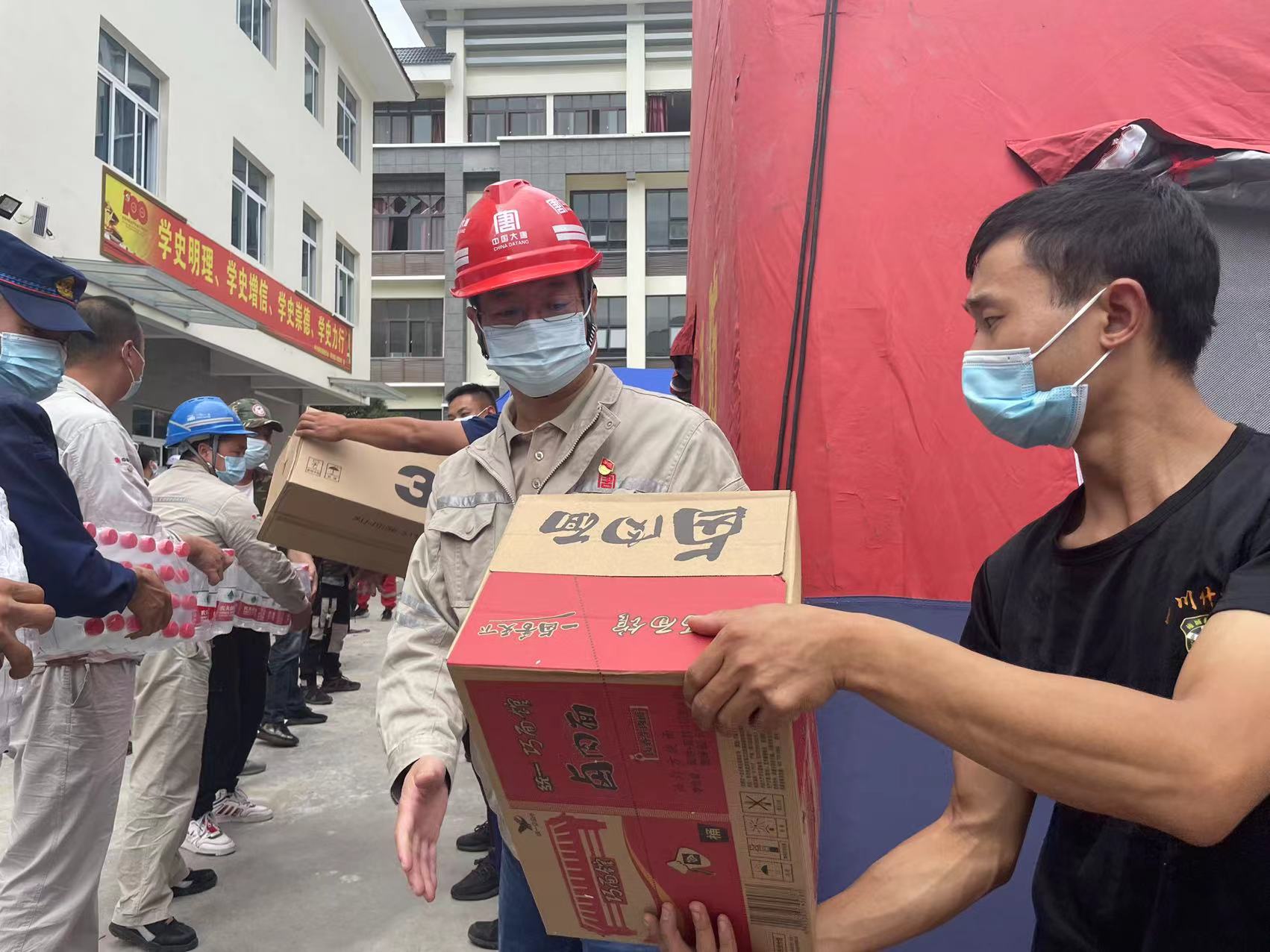 1663311613343093936.jpg 該公司第一批抗震救災(zāi)物資搬運.jpg