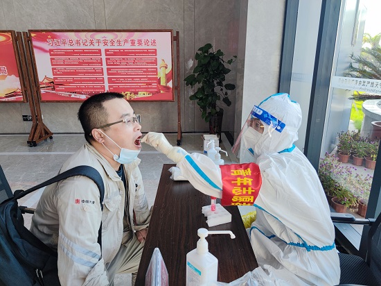 1664161809891011118.jpg 圖2:青年志愿者變身”大白“為職工做核酸.jpg