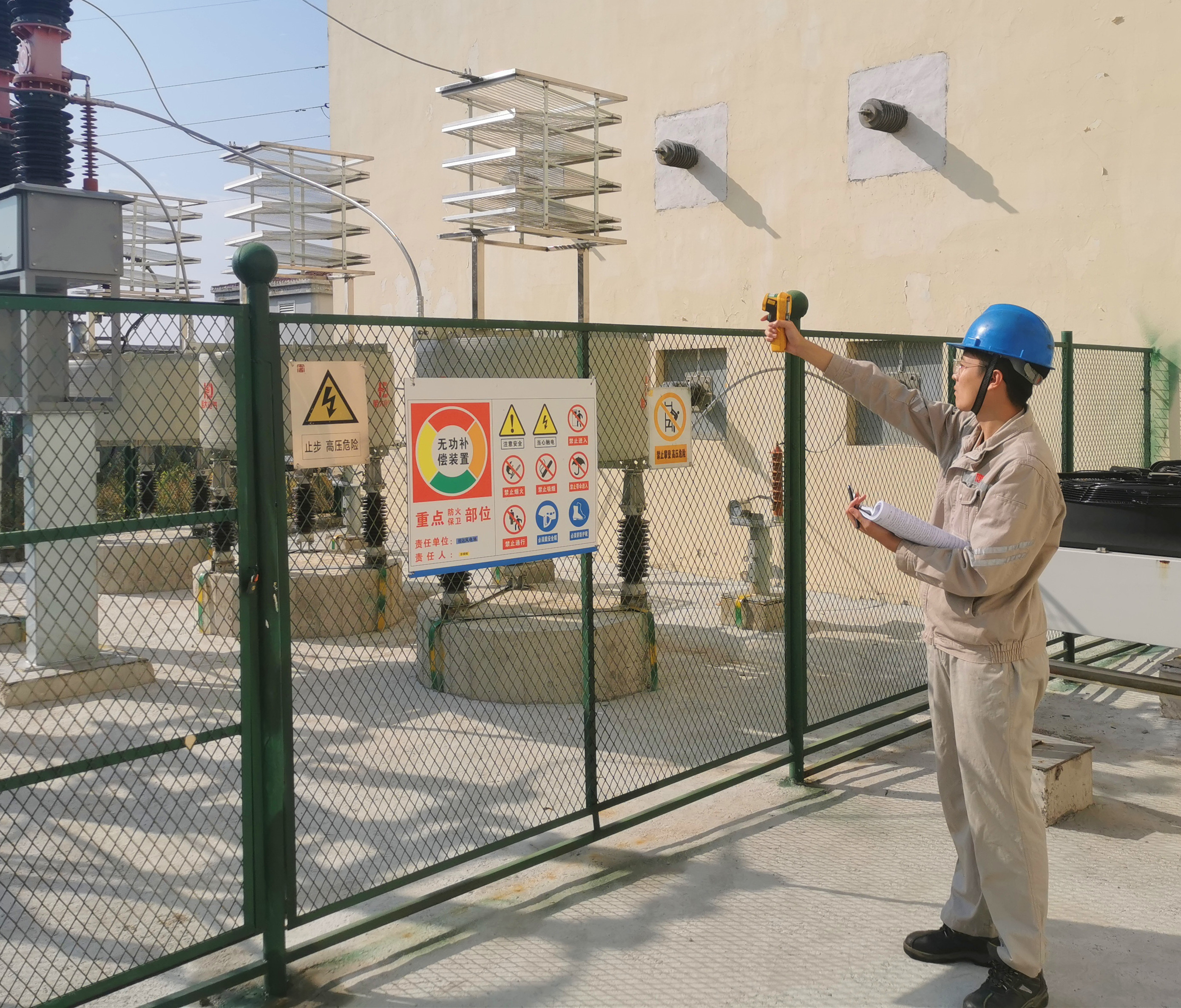 1668044501931093912.jpg 對站內(nèi)無功補償設(shè)備巡視檢查--拍攝者董學(xué)川..jpg