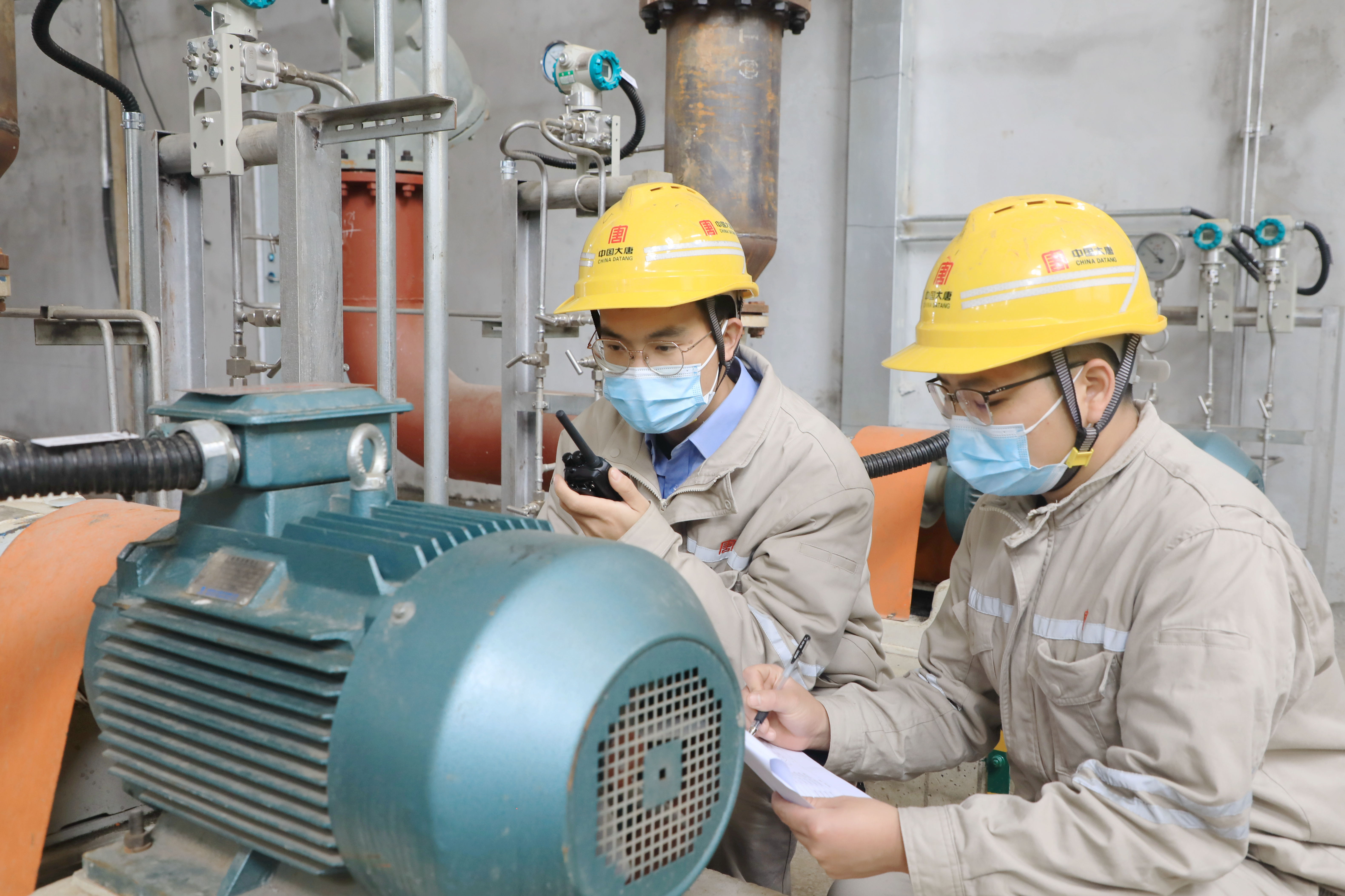 許昌龍崗發(fā)電公司運行人員加強對許昌供熱管道和相關(guān)設(shè)備巡視巡查，確保供熱系統(tǒng)安全可靠運行 葉劍飛.jpg