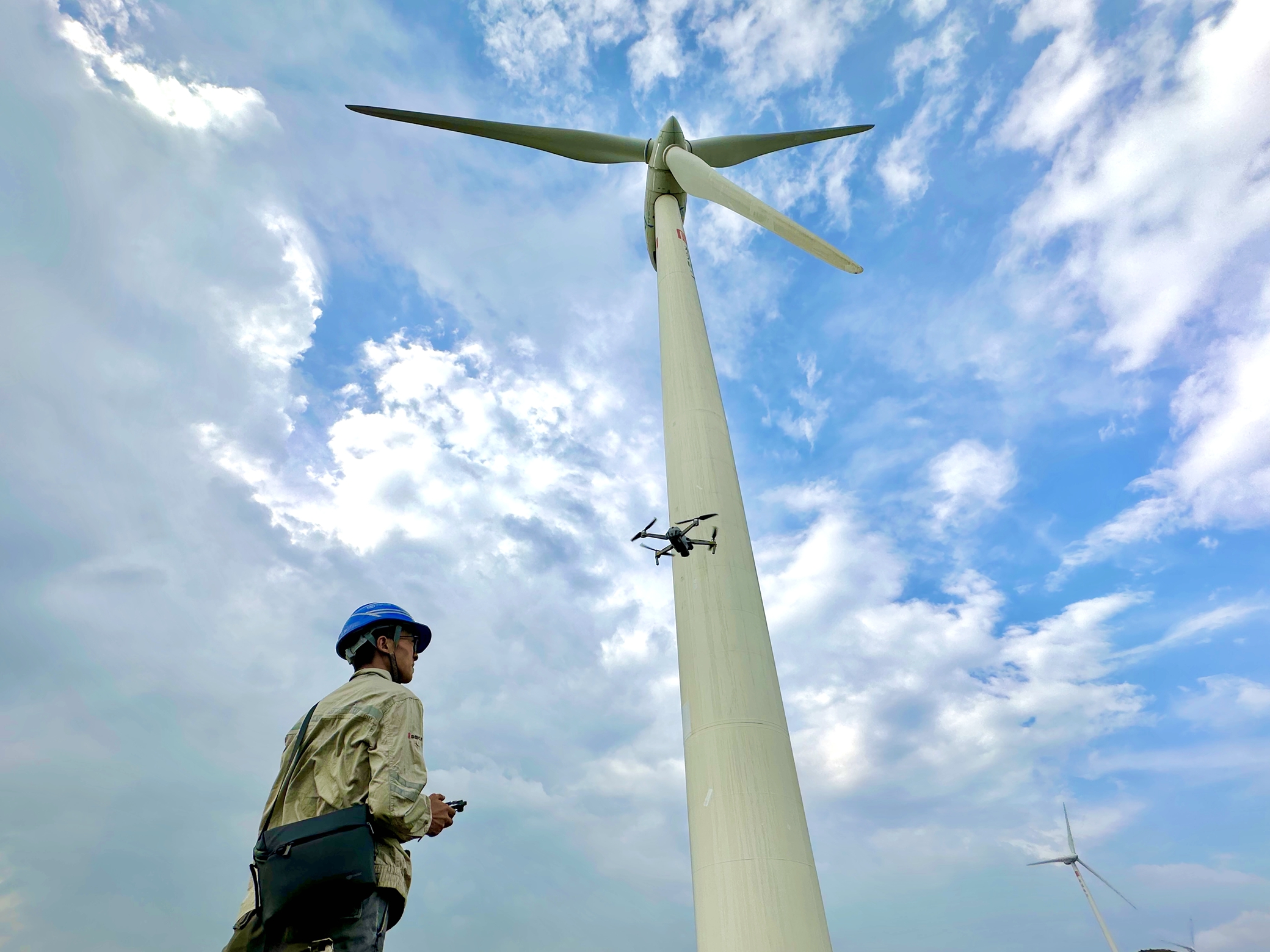 1690263499260014761.jpg 04.無(wú)人機(jī)檢查風(fēng)機(jī)葉片.jpg