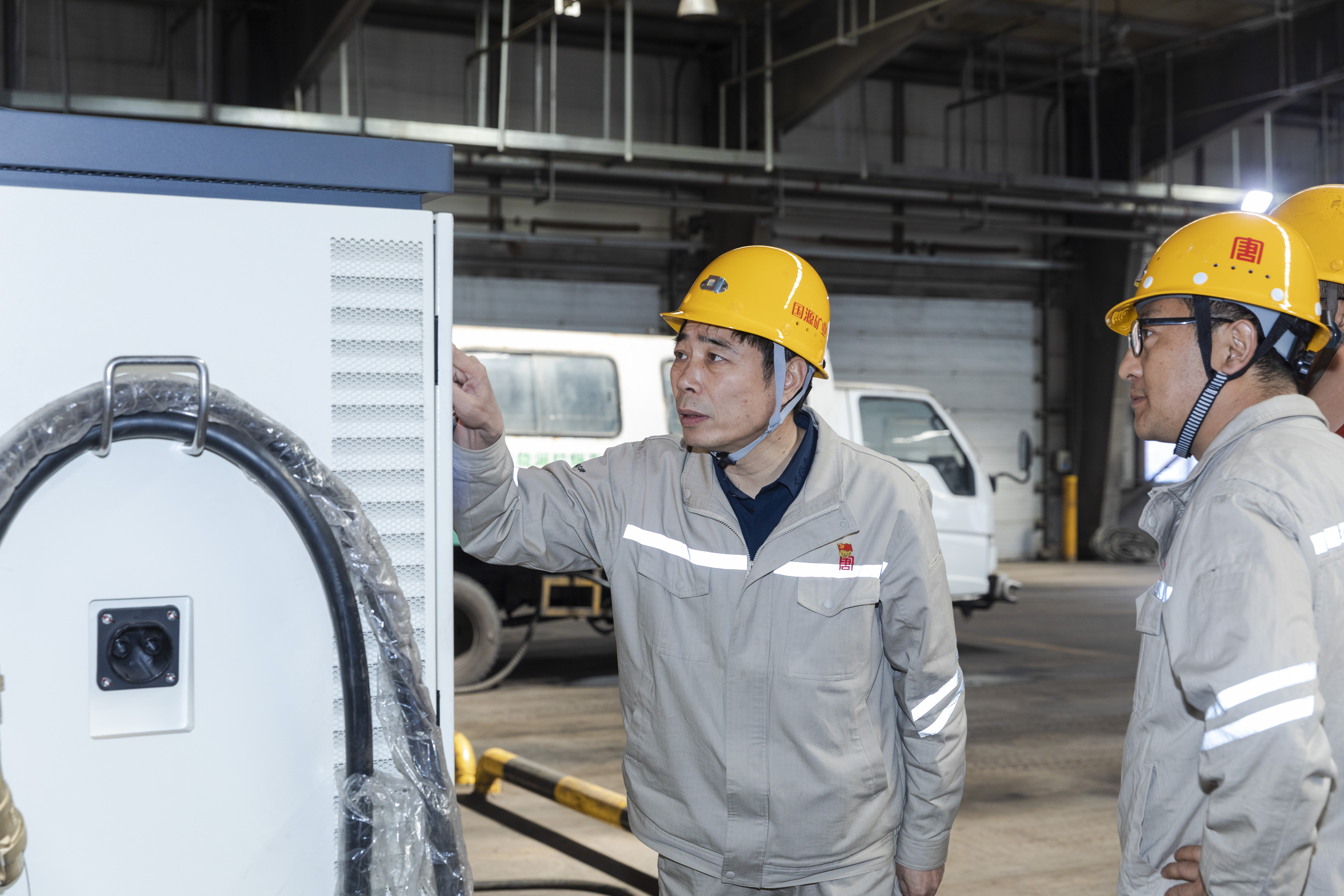 1729646592459010056.jpg 于進在龍王溝煤礦輔運工區(qū)檢查新能源汽車充電裝置安全運行情況.jpg